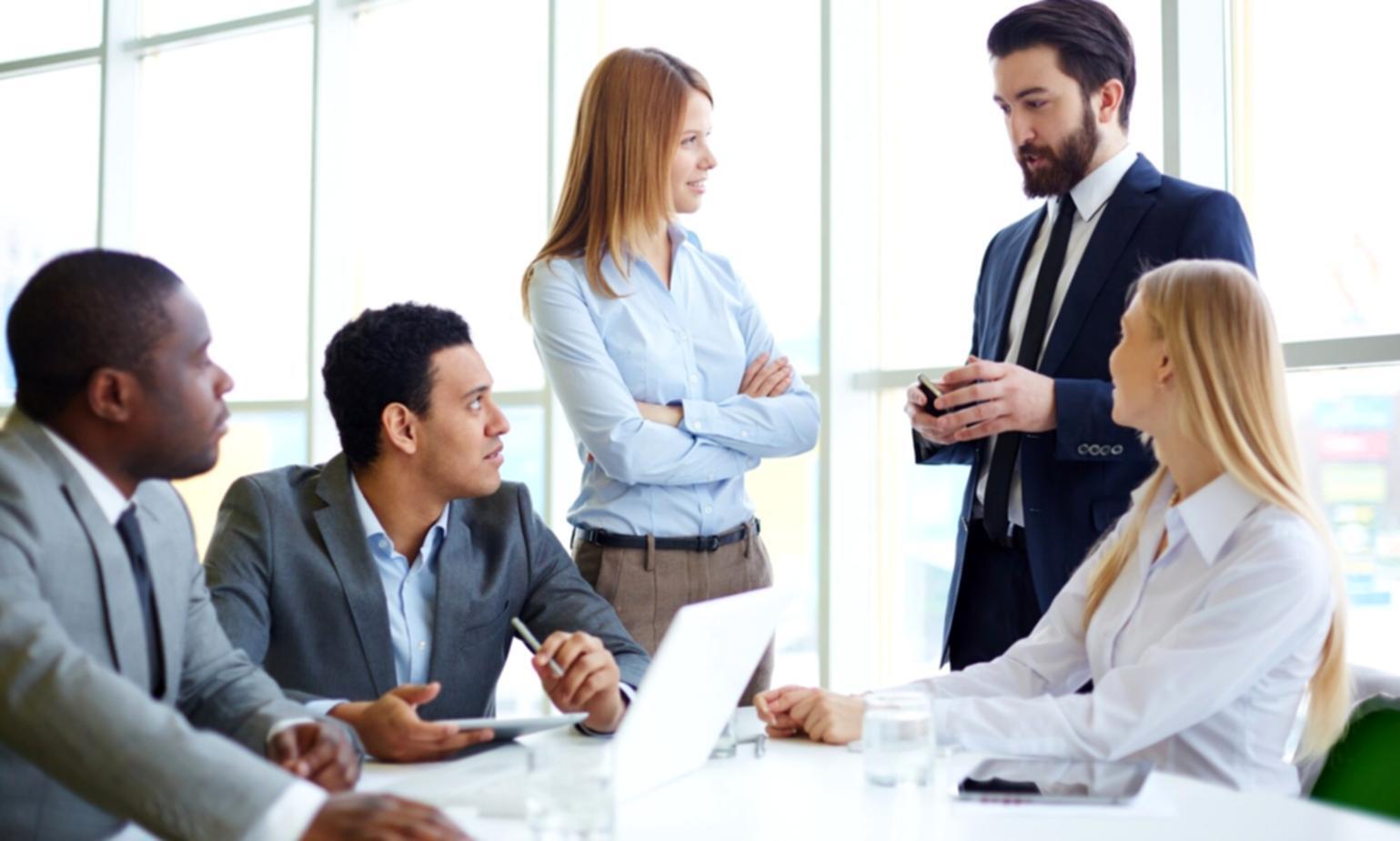 Teilnehmer beim praktischen Finanzworkshop mit Laptop und Unterlagen
